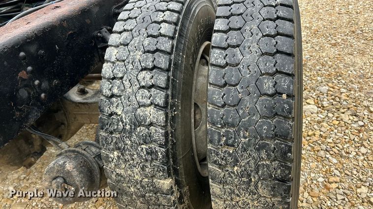 image for item ET6576 1999 Chevrolet C7500 truck cab and chassis