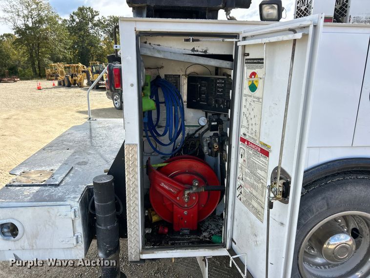 image for item ET6579 2005 Ford F750 Super Duty utility / service truck