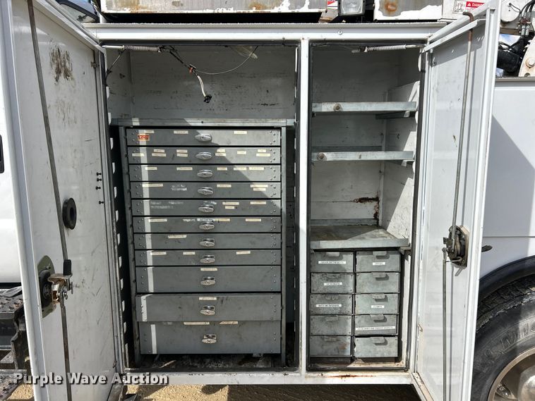 image for item ET6579 2005 Ford F750 Super Duty utility / service truck