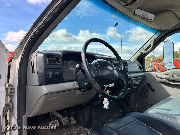 image for item ET6579 2005 Ford F750 Super Duty utility / service truck