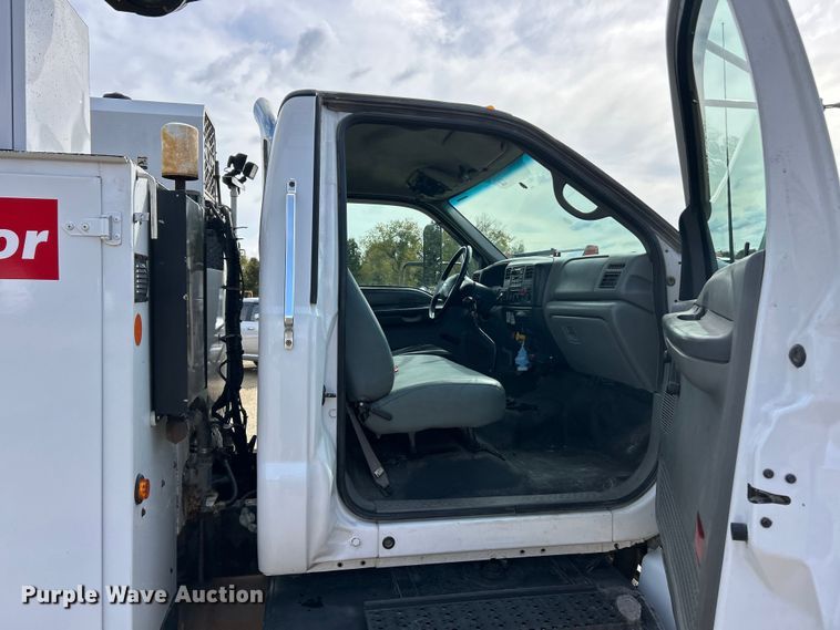 image for item ET6579 2005 Ford F750 Super Duty utility / service truck