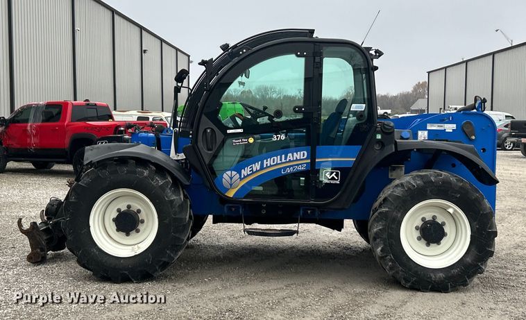 image for item ET6674 2021 New Holland LM7.42 telehandler