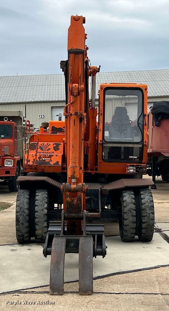 image for item ET6707 1999 Daewoo DH 130W wheeled excavator