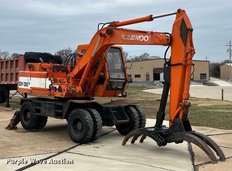 image for item ET6707 1999 Daewoo DH 130W wheeled excavator