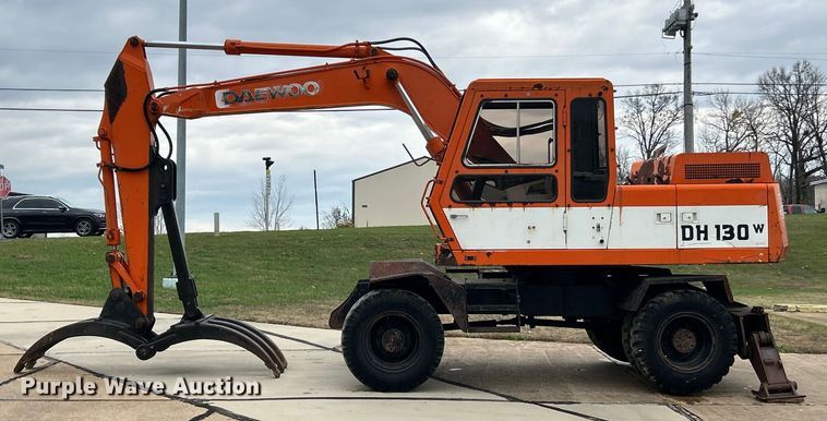 image for item ET6707 1999 Daewoo DH 130W wheeled excavator