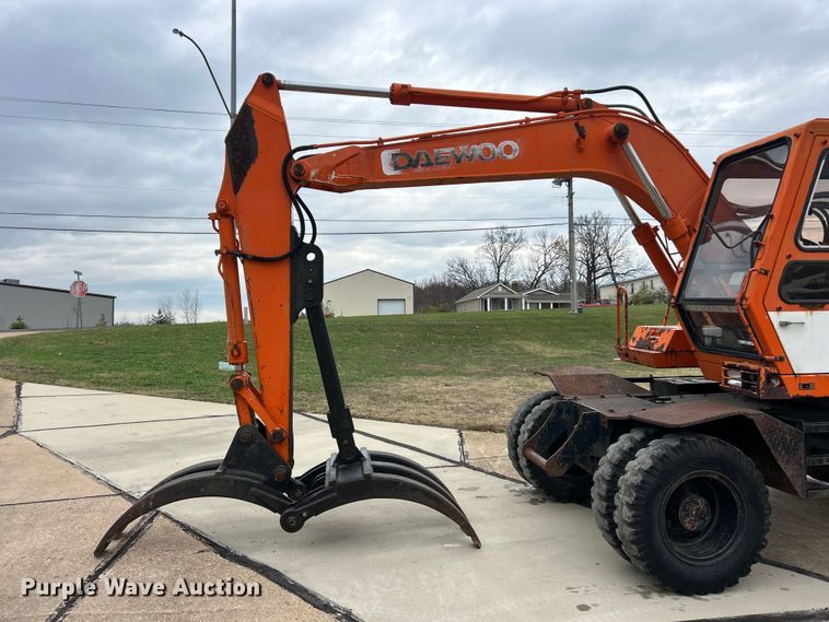 image for item ET6707 1999 Daewoo DH 130W wheeled excavator