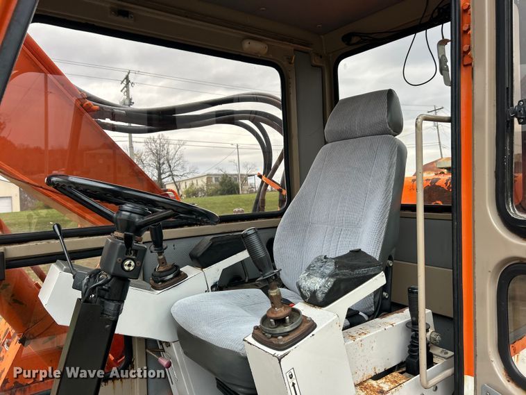 image for item ET6707 1999 Daewoo DH 130W wheeled excavator