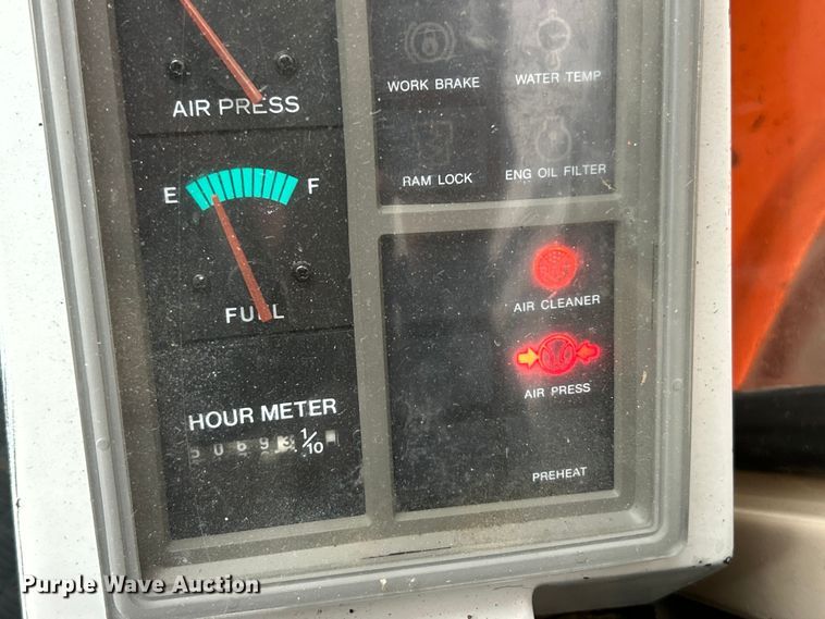 image for item ET6707 1999 Daewoo DH 130W wheeled excavator