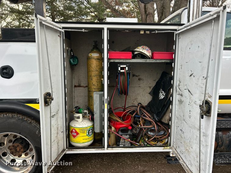 image for item ET6720 2007 Ford F750 Super Duty XLT utility / service truck