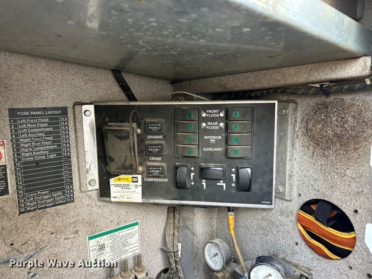 image for item ET6720 2007 Ford F750 Super Duty XLT utility / service truck