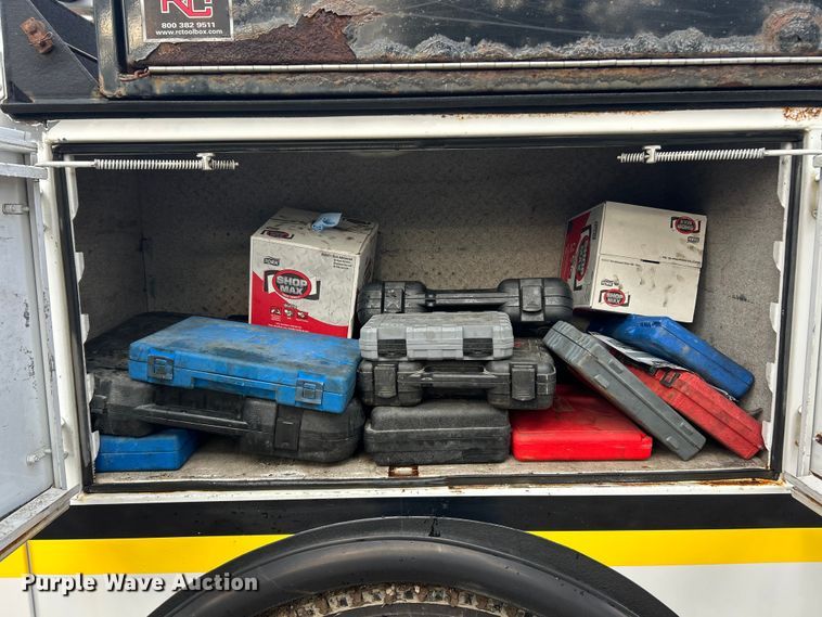 image for item ET6720 2007 Ford F750 Super Duty XLT utility / service truck