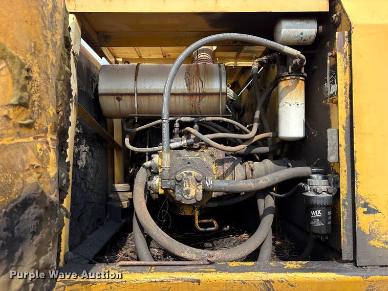 image for item ET7197 1995 John Deere 690 ELC excavator