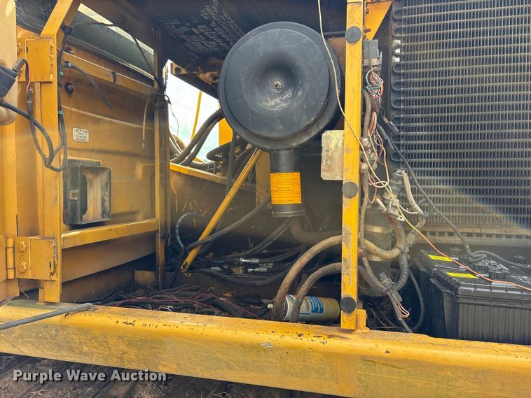 image for item ET7197 1995 John Deere 690 ELC excavator