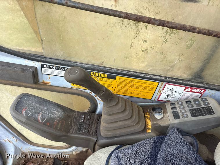 image for item ET7197 1995 John Deere 690 ELC excavator