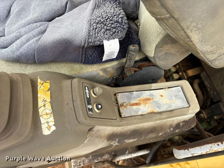 image for item ET7197 1995 John Deere 690 ELC excavator