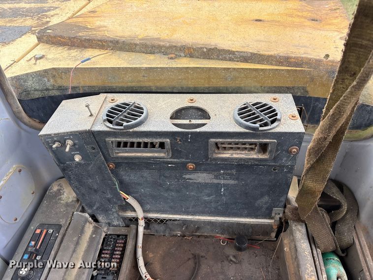 image for item ET7197 1995 John Deere 690 ELC excavator