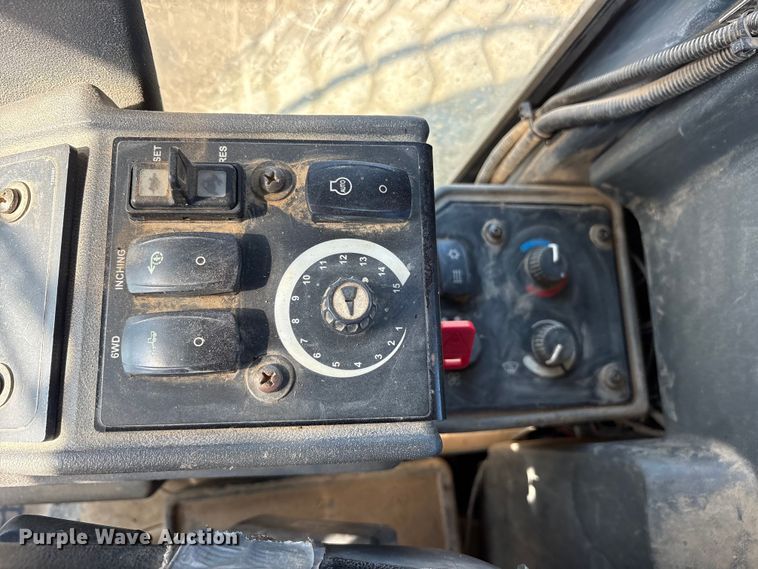 image for item ET7236 2006 John Deere 672D motor grader