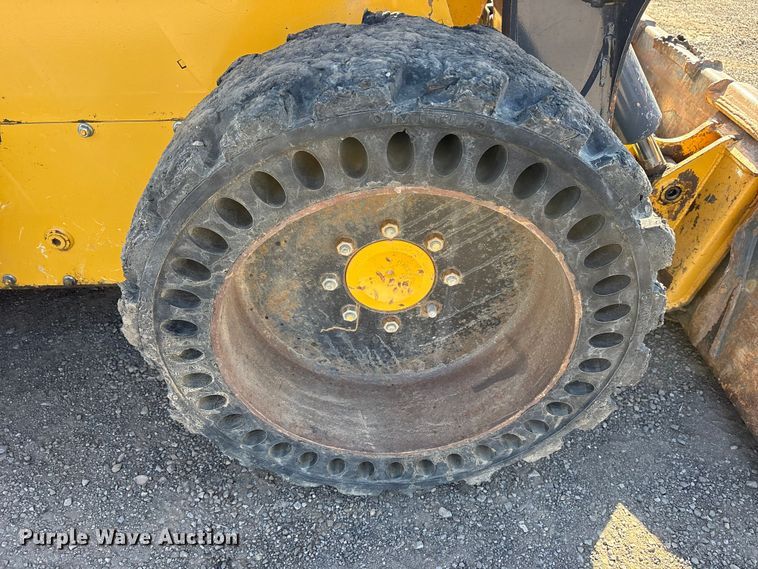 image for item ET7243 2019 John Deere 332G skid steer loader