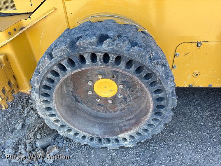 image for item ET7243 2019 John Deere 332G skid steer loader
