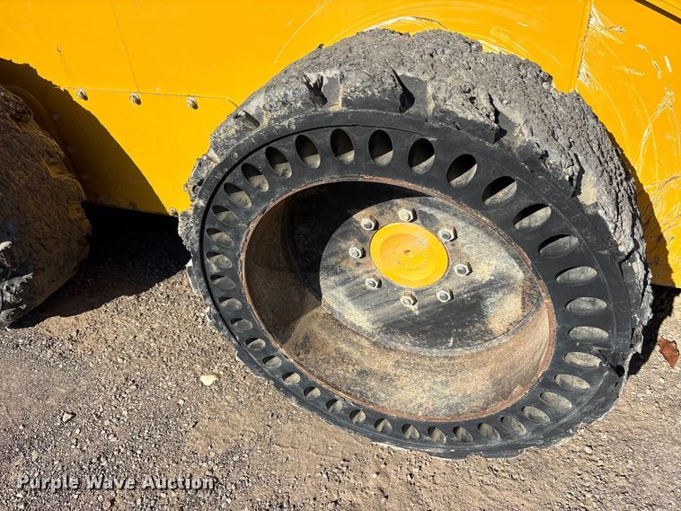 image for item ET7243 2019 John Deere 332G skid steer loader