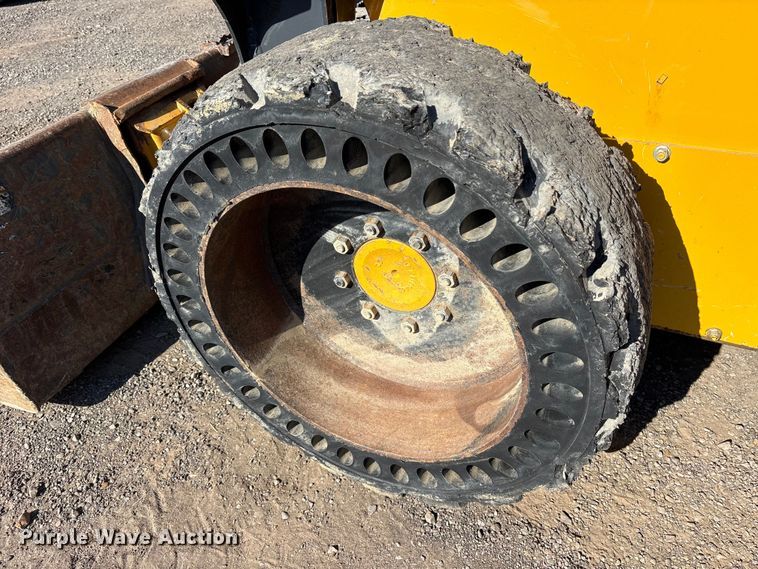 image for item ET7243 2019 John Deere 332G skid steer loader