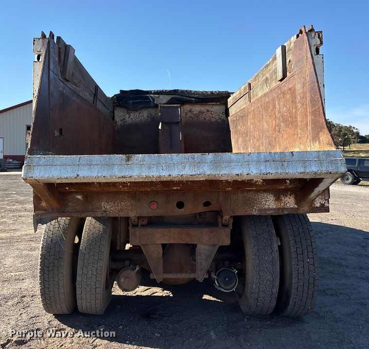 image for item ET7245 1991 International F-4900 dump truck