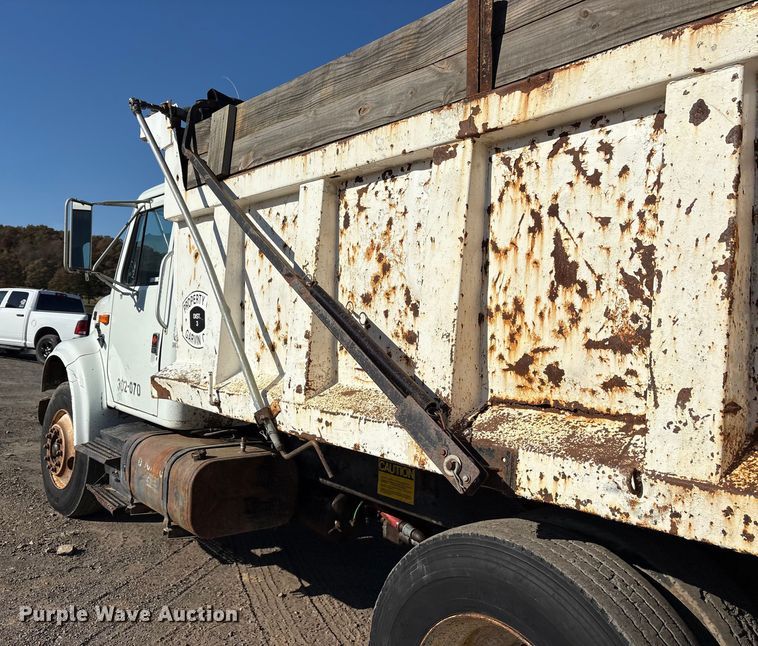 image for item ET7245 1991 International F-4900 dump truck