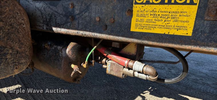 image for item ET7245 1991 International F-4900 dump truck