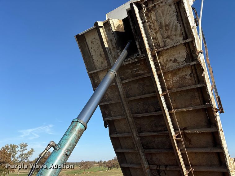image for item ET7245 1991 International F-4900 dump truck