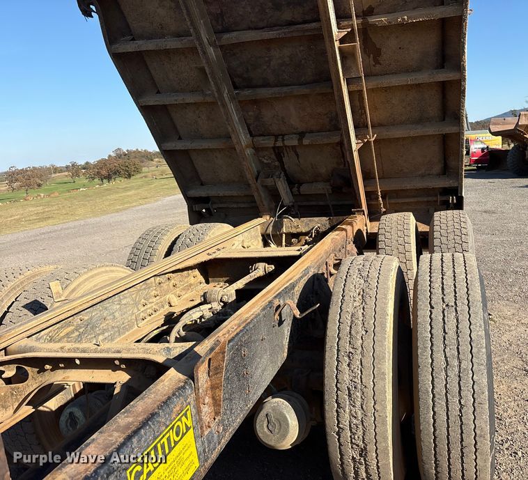 image for item ET7245 1991 International F-4900 dump truck