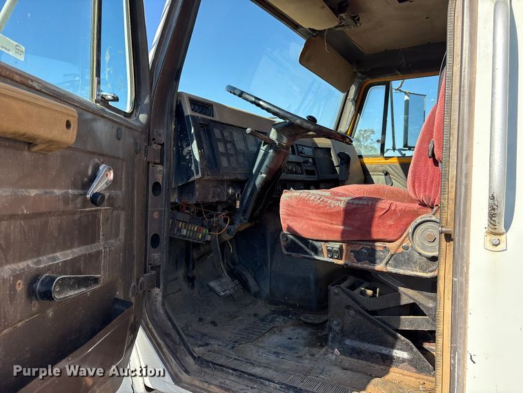 image for item ET7245 1991 International F-4900 dump truck