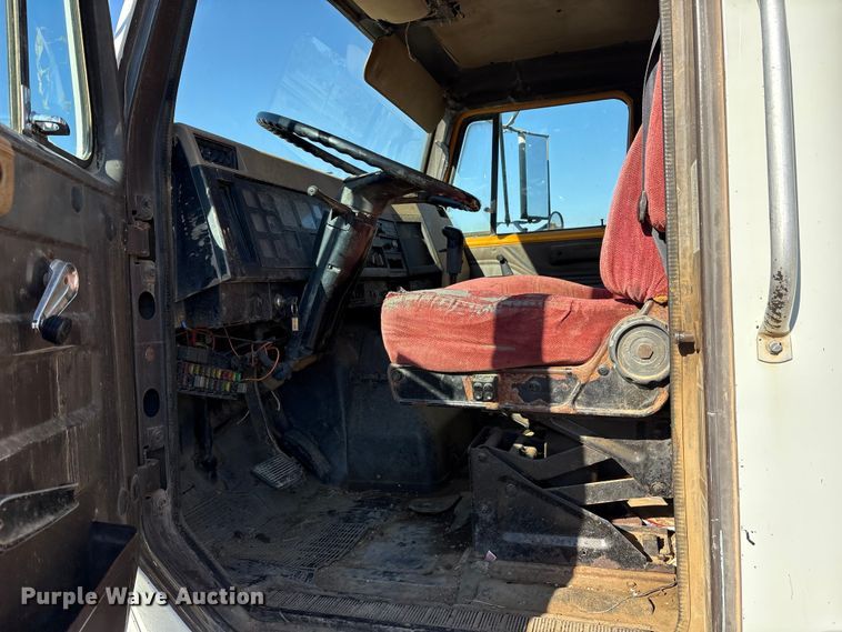 image for item ET7245 1991 International F-4900 dump truck