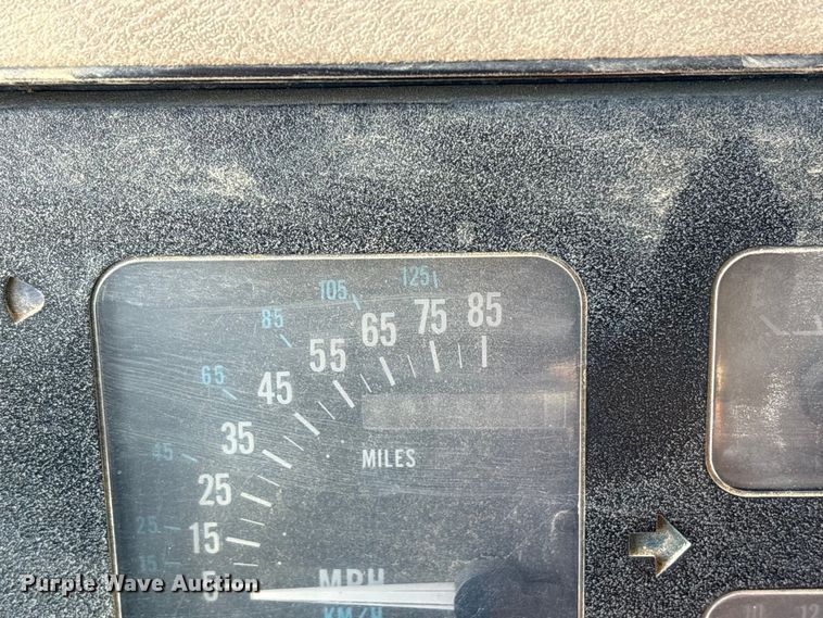 image for item ET7245 1991 International F-4900 dump truck