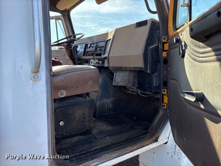 image for item ET7245 1991 International F-4900 dump truck