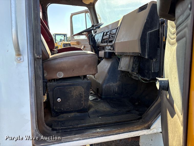 image for item ET7245 1991 International F-4900 dump truck