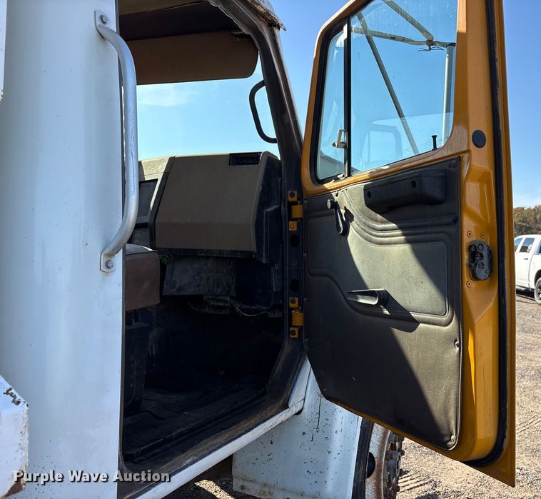 image for item ET7245 1991 International F-4900 dump truck