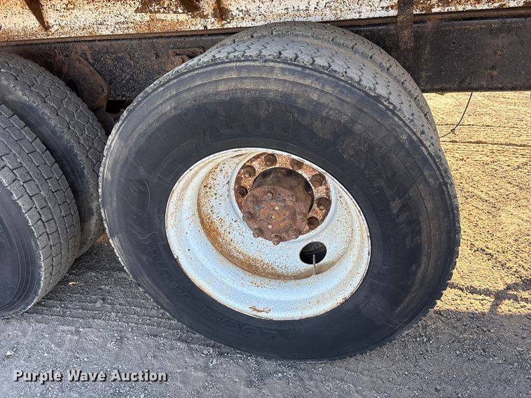 image for item ET7245 1991 International F-4900 dump truck