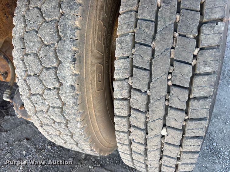 image for item ET7245 1991 International F-4900 dump truck