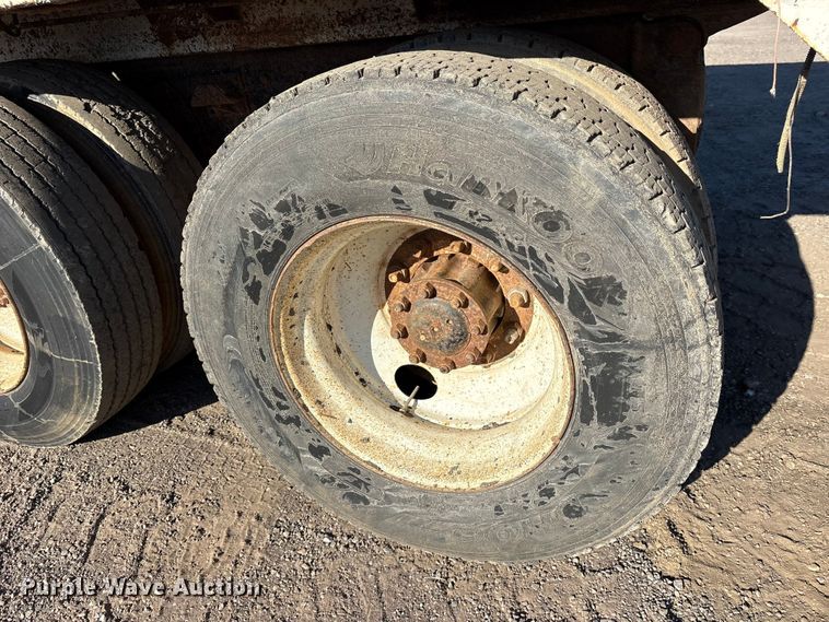 image for item ET7245 1991 International F-4900 dump truck