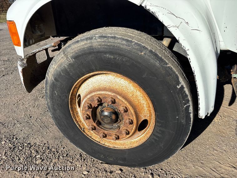 image for item ET7245 1991 International F-4900 dump truck