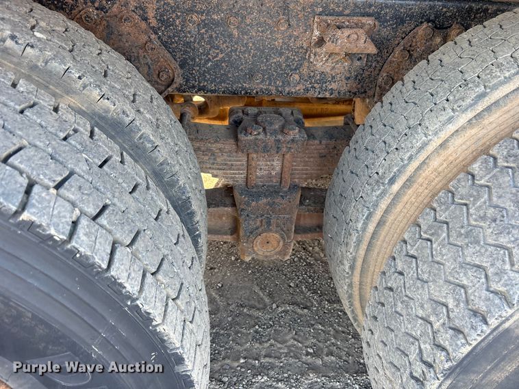 image for item ET7245 1991 International F-4900 dump truck