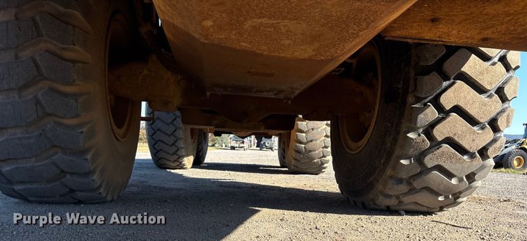 image for item ET7250 1997 Caterpillar D250E articulated haul truck