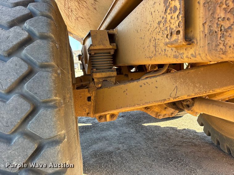 image for item ET7250 1997 Caterpillar D250E articulated haul truck