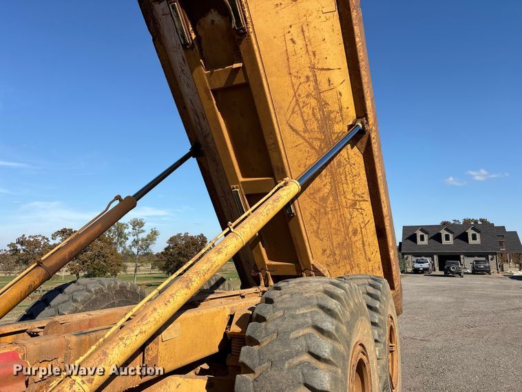 image for item ET7250 1997 Caterpillar D250E articulated haul truck