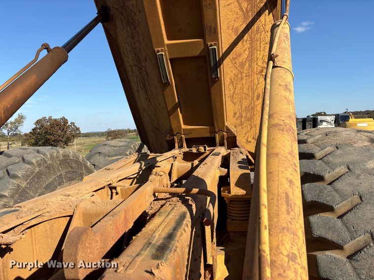 image for item ET7250 1997 Caterpillar D250E articulated haul truck