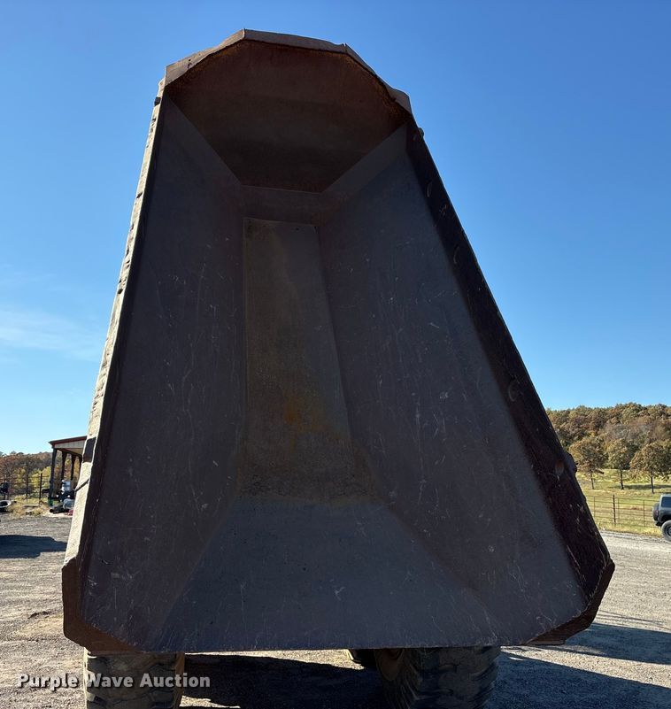 image for item ET7250 1997 Caterpillar D250E articulated haul truck