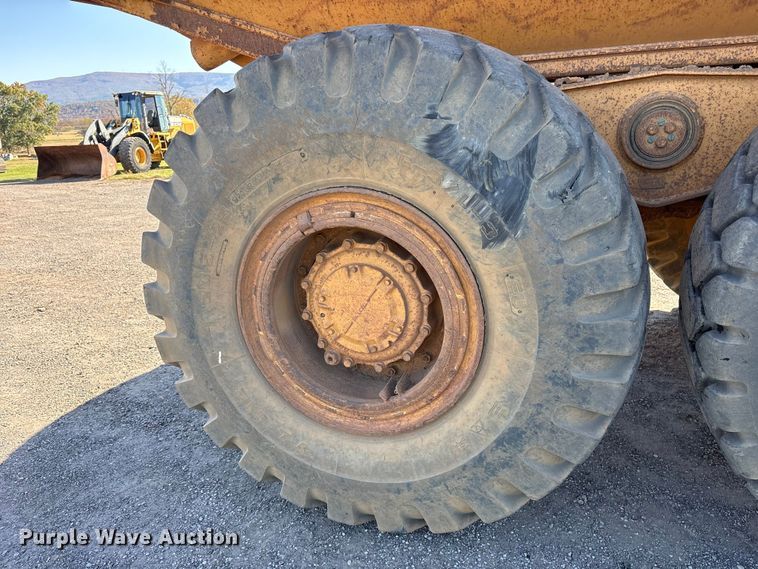 image for item ET7250 1997 Caterpillar D250E articulated haul truck