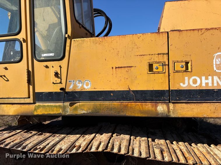 image for item ET7279 1986 John Deere 790 excavator