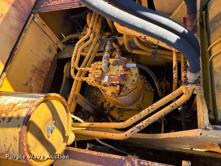 image for item ET7279 1986 John Deere 790 excavator