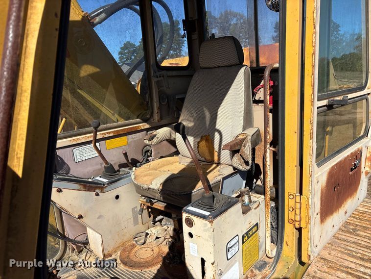 image for item ET7279 1986 John Deere 790 excavator